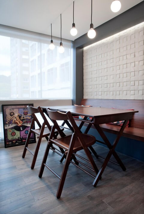 Bar em casa na sacada gourmet com mesas estilo boteco Projeto de Maxma Studio