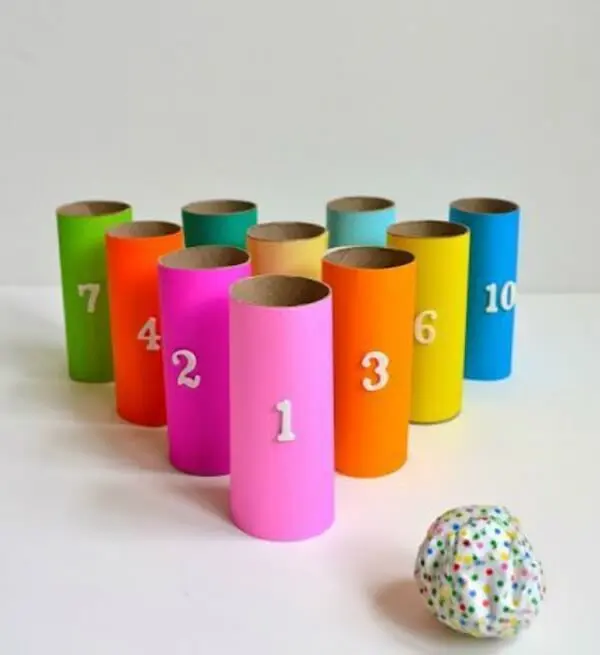 Boliche colorido e numerado feito de artesanato com rolo de papel higiênico. Fonte: Tempo Junto