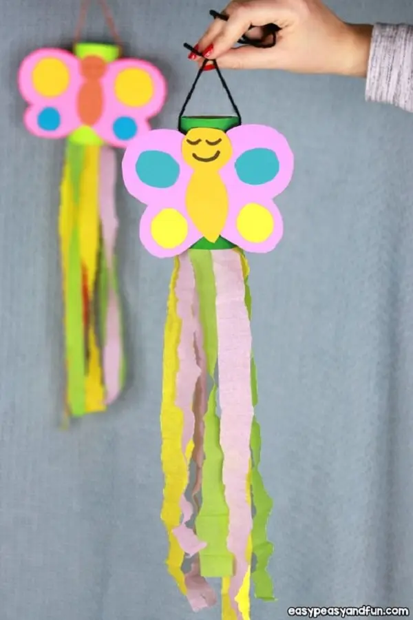 Borboleta colorida feito de artesanato com rolo de papel higiênico. Fonte: Easy Peasy and Fun