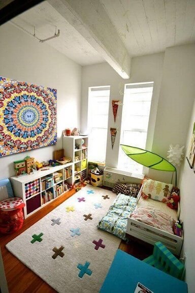 Cama montessoriana em quarto colorido