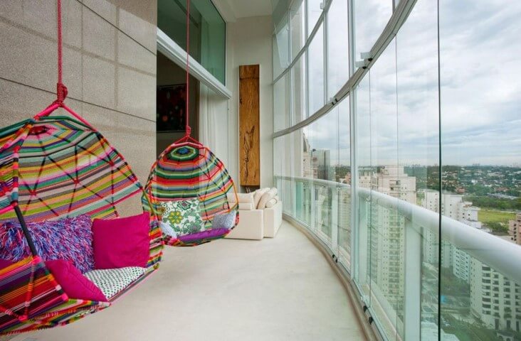 Casa com varanda com cadeira ninho Projeto de Fernanda Marques