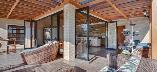 Casa com varanda com portas de vidro Projeto de Juliana Lahoz