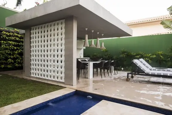 Casa com varanda gourmet com cobogó Projeto de Rodrigo Maia