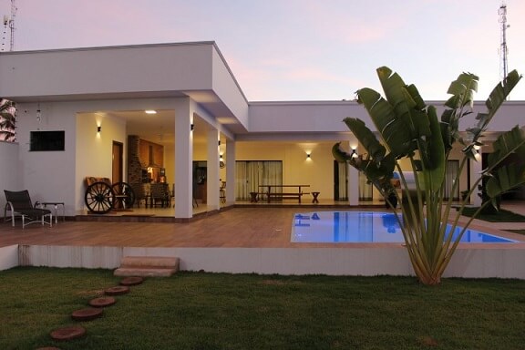Casa com varanda gourmet e piscina Projeto de Bianca Monteiro
