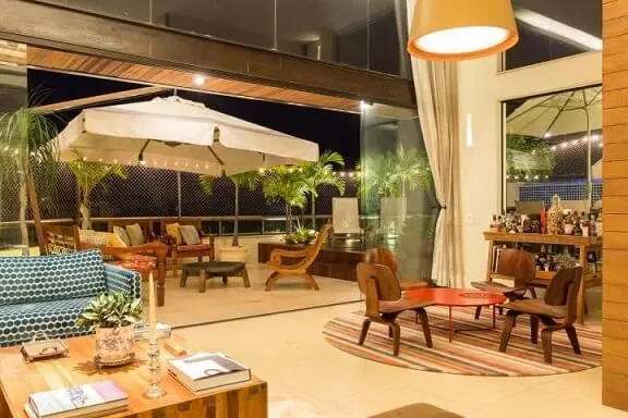 Casa com varanda integrada à sala de estar Projeto de Leo Muricy