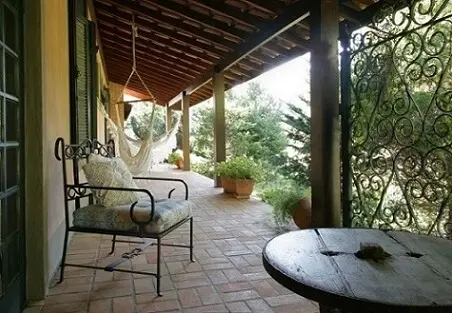 Casa com varanda rústica com redes brancas Projeto de Katia Perrone