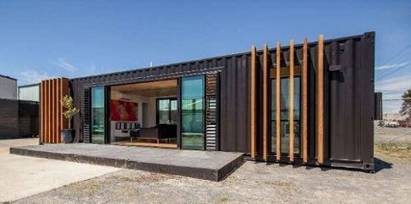 Casa container com frisos de madeira