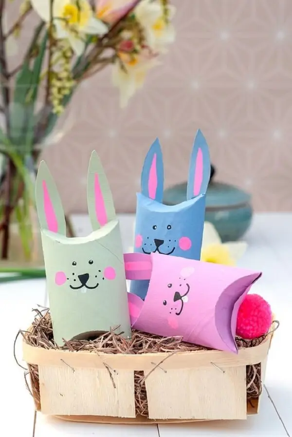 Coelhinhos coloridos feitos de artesanato com rolo de papel higiênico. Fonte: Pinterest