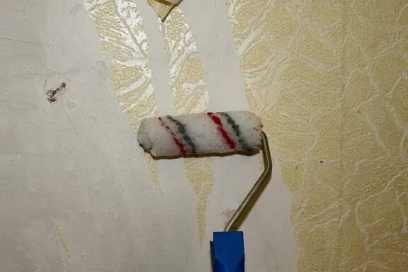 Como tirar papel de parede com água