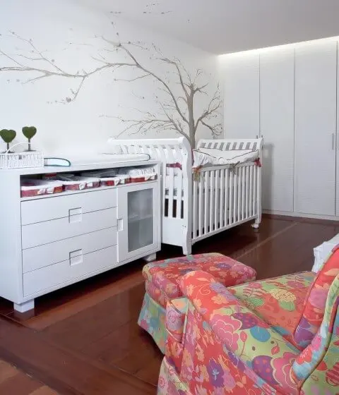 Cores para quarto de bebê branco com poltrona colorida Projeto de Juliana