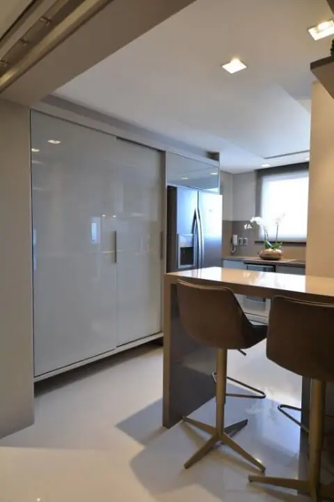 Cozinha com armário de porta de correr Projeto de BG Arquitetura