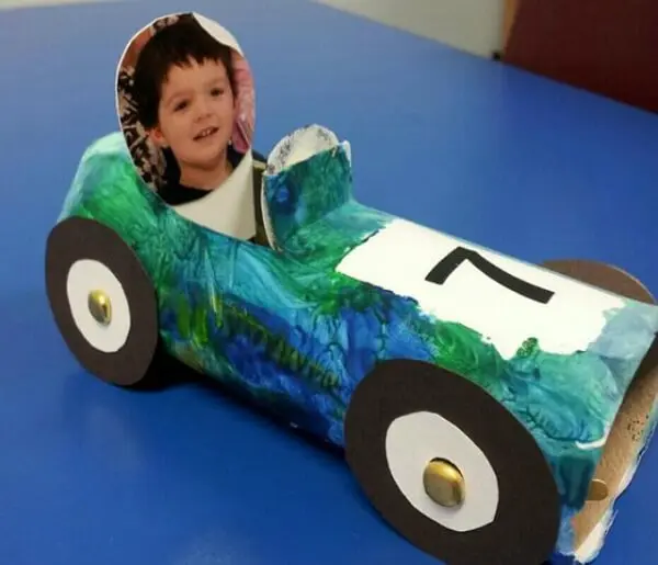 Crie carrinhos personalizados com a foto das crianças por meio do artesanato com rolo de papel higiênico. Fonte: Revista Artesanato