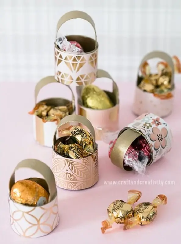 Crie uma cestinha de bombons por meio do artesanato com papel higiênico. Fonte: Pinterest