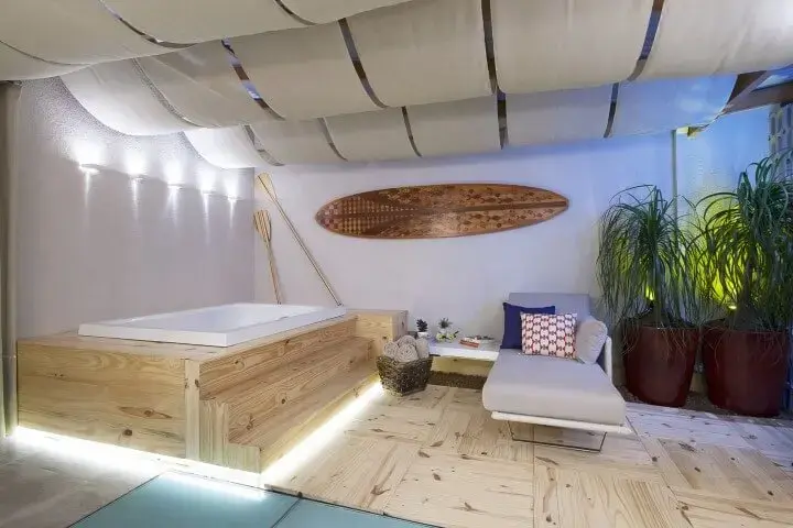 Deck de madeira na sala de banho em terraço Projeto de Lorrayne Zucolotto