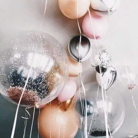 Decoração de aniversário simples com balões com brilho