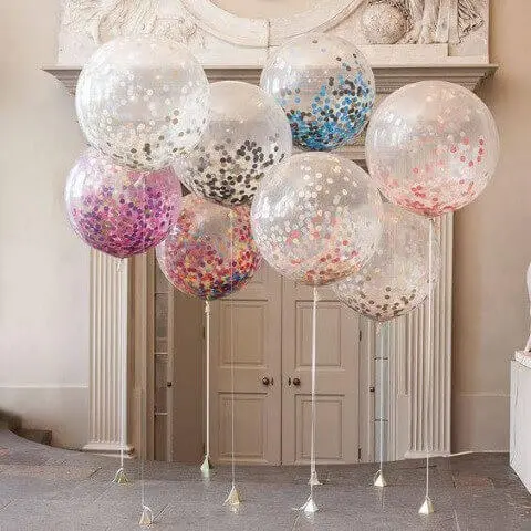 Decoração de aniversário simples com balões com confetes dentro