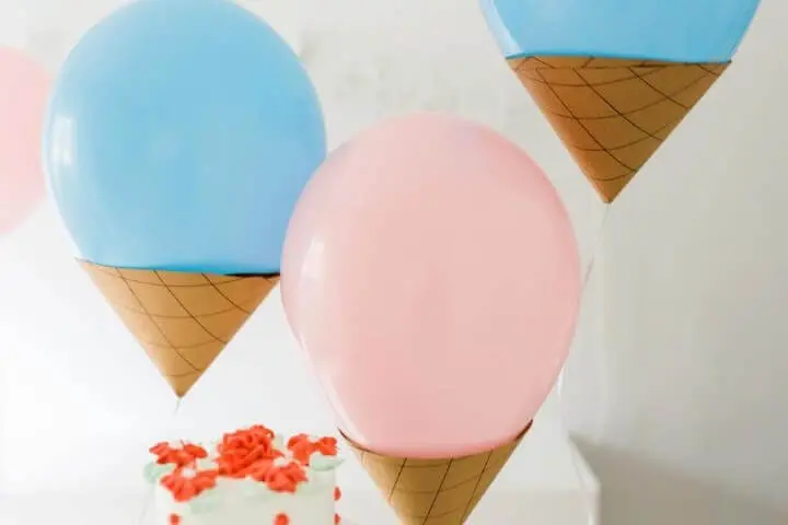 Decoração de aniversário simples com balões como sorvetes