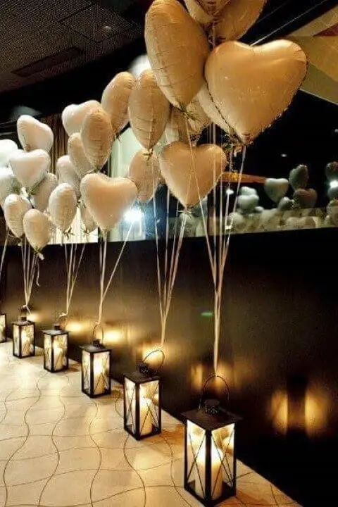 Decoração de aniversário simples com balões de coração