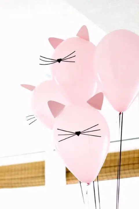 Decoração de aniversário simples com balões de gatinhos