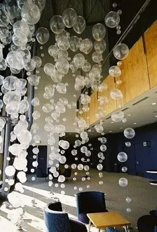 Decoração de aniversário simples com balões do chão ao teto