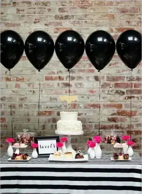 Decoração de aniversário simples com balões na mesa