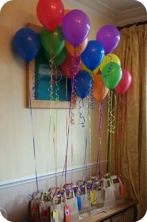 Decoração de aniversário simples com balões nas lembrancinhas