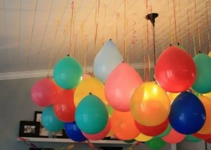 Decoração de aniversário simples com balões pendurados no teto