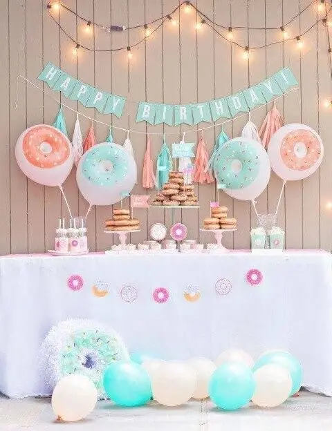 Decoração de aniversário simples com balões pintados de donuts