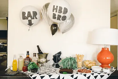 Decoração de aniversário simples masculino com mesa com bebidas e snacks