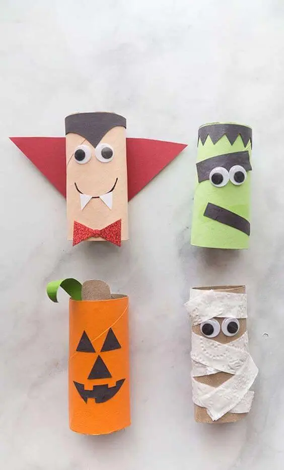 Decoração de halloween feita com rolos de papel higiênico. Fonte: Como Fazer em Casa
