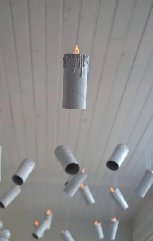 Decoração iluminada repleta de velas feitas de artesanato com rolo de papel higiênico. Fonte: Pinterest