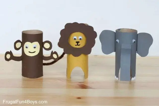 Macaco, leão e elefante foram criados por meio de artesanato com rolo de papel higiênico. Fonte: Criando com Apego