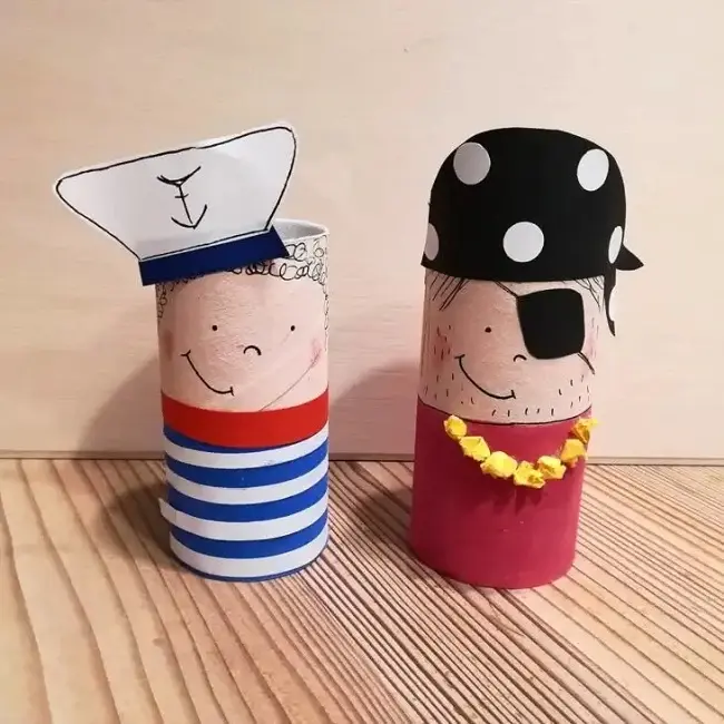 Marinheiro e pirata criados a partir do artesanato com rolo de papel higiênico. Fonte: Judith