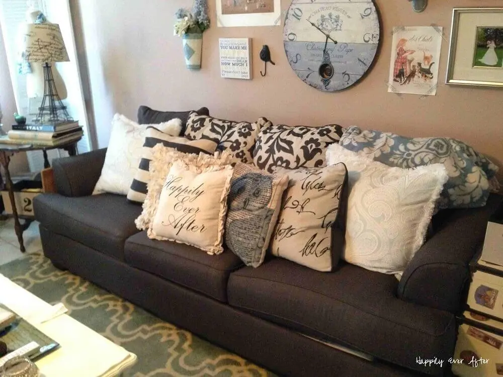 Modelos de almofadas decorativas para sofá preto