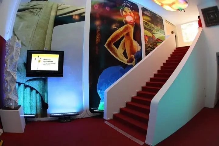 Modelos de escadas com carpete vermelho Projeto de João Gomes