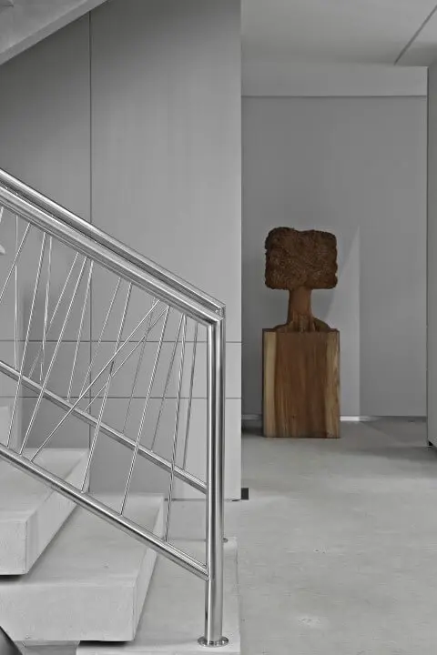 Modelos de escadas em L com guarda-corpo metálico Projeto de Gislene Lopes