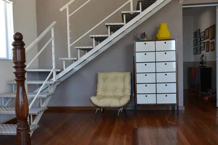 Modelos de escadas em L com móveis no vão Projeto de Desmobilia