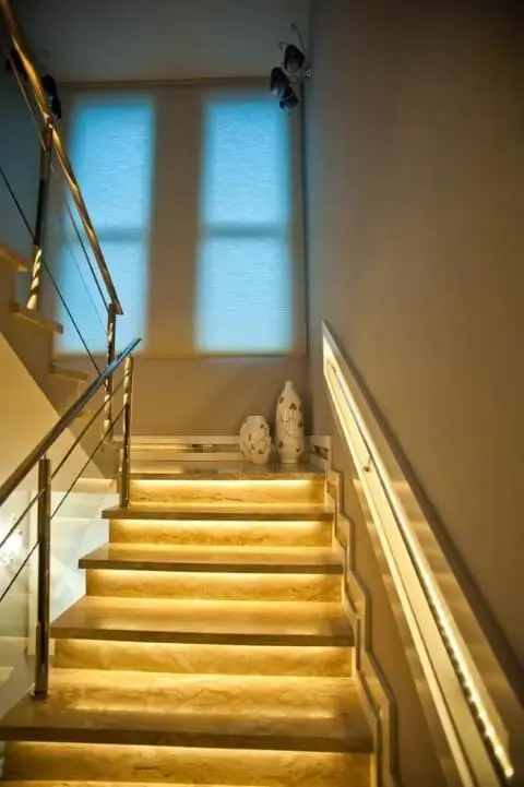 Modelos de escadas em U com iluminação Projeto de Paulinho Peres