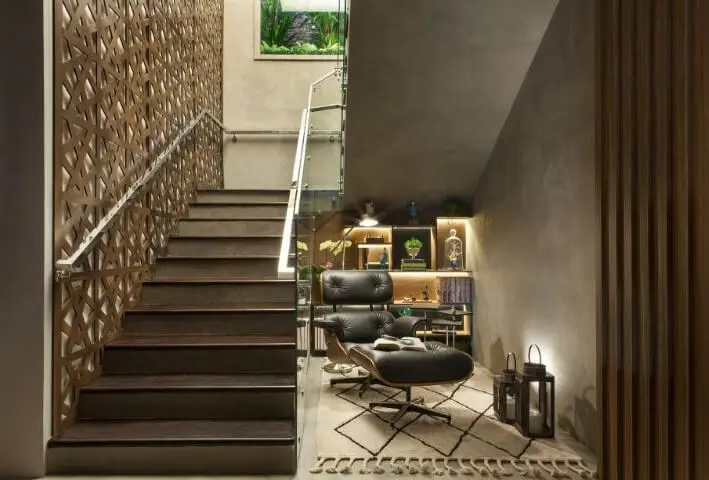 Modelos de escadas em U com poltrona no vão Projeto de Casa Cor Franca 17