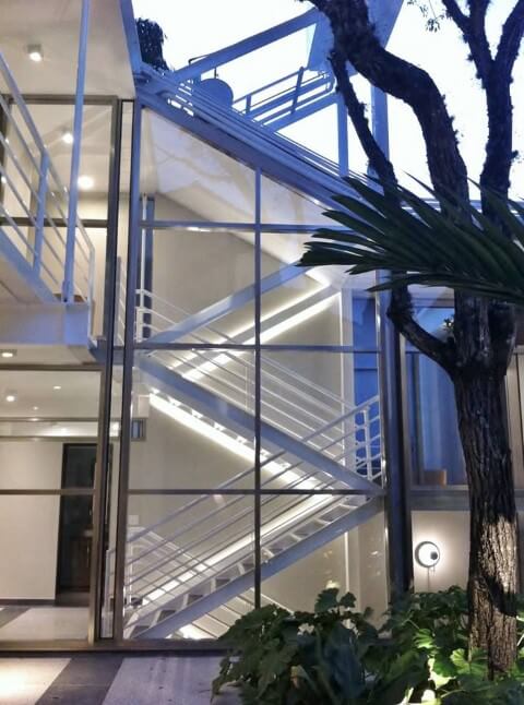 Modelos de escadas em U iluminada por fitas de LED Projeto de Adriana Fornazari