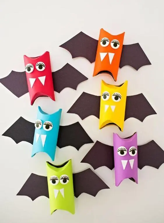 Morcegos coloridos feitos de artesanato com rolo de papel higiênico. Fonte: Revista Artesanato