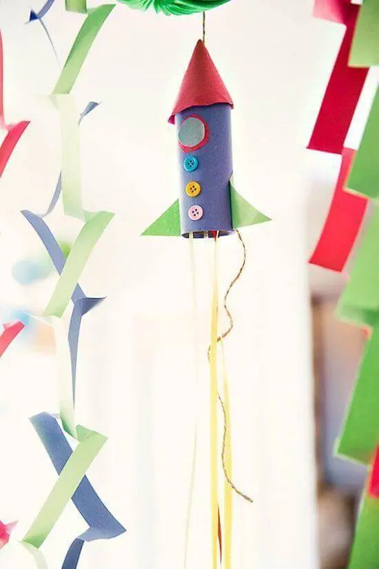 O artesanato com papel higiênico permite a criação de lindos foguetes. Fonte: Pinterest