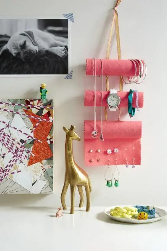 O artesanato com rolo de papel higiênico ajuda na organização de brincos, pulseiras e colares. Fonte: Pinterest