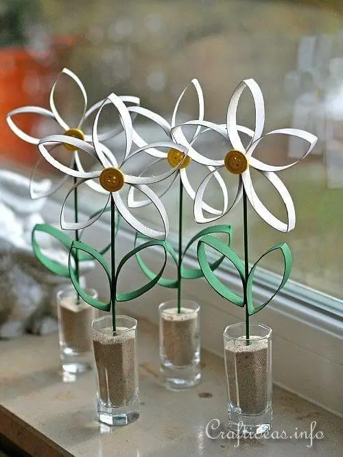 O artesanato com rolo de papel higiênico cortado formam lindas margaridas. Fonte: Pinterest