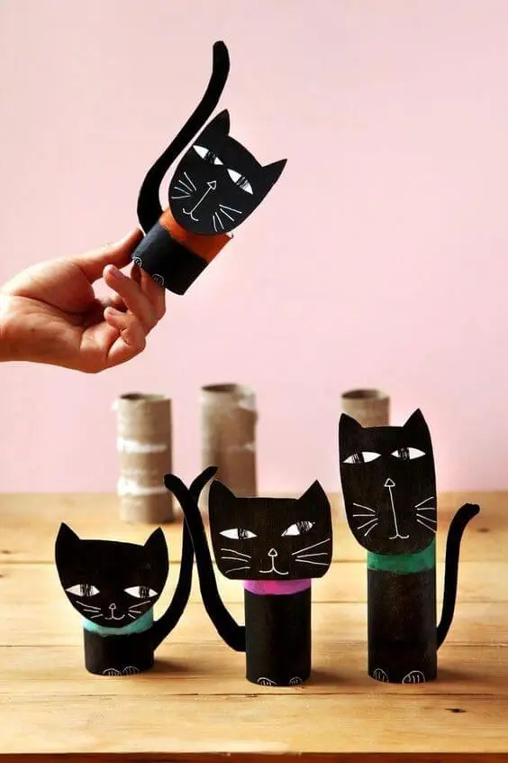 O artesanato com rolo de papel higiênico e a cartolina preta dão vida a lindos gatos. Fonte: Pinterest