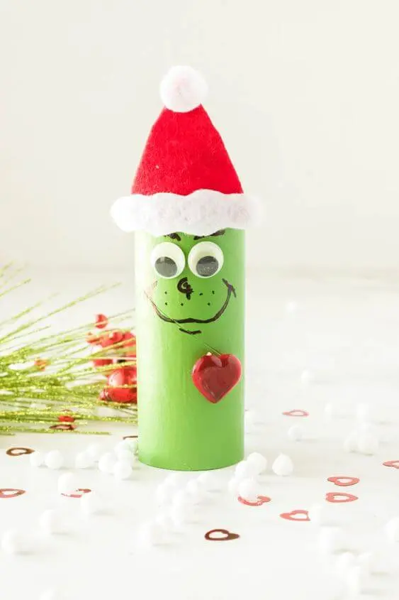 O famoso personagem Grinch feito de artesanato com rolo de papel higiênico. Fonte: Pinterest