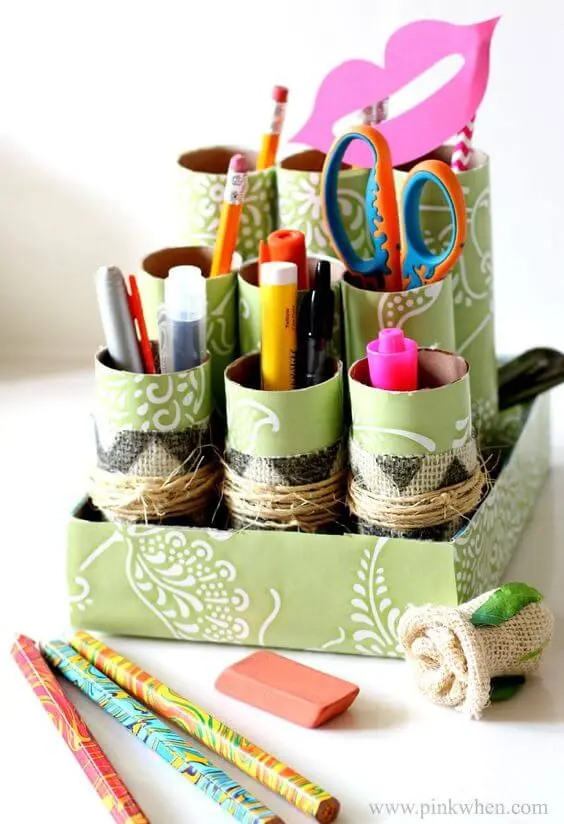 Organize lápis e demais canetas com a ajuda do porta treco de papel higiênico. Fonte: Pinterest