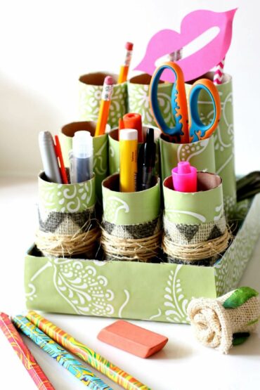 Organize lápis e demais canetas com a ajuda do porta treco feito de artesanato com rolo de papel higiênico. Fonte: Pinterest