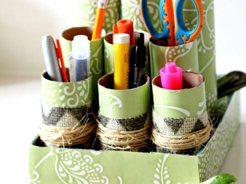 Organize lápis e demais canetas com a ajuda do porta treco feito de artesanato com rolo de papel higiênico. Fonte: Pinterest