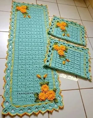 Passadeira de crochê azul com flores